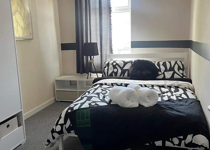 The Hive 2-Bed Apartment With Kitchen And Private Bathroom In Lively Monton Village - Sleeps 4 - Free Wifi - Parking Nearby